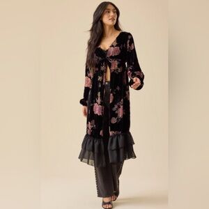 Altar’d State LOLA Floral Velvet Kimono - NWT Large
